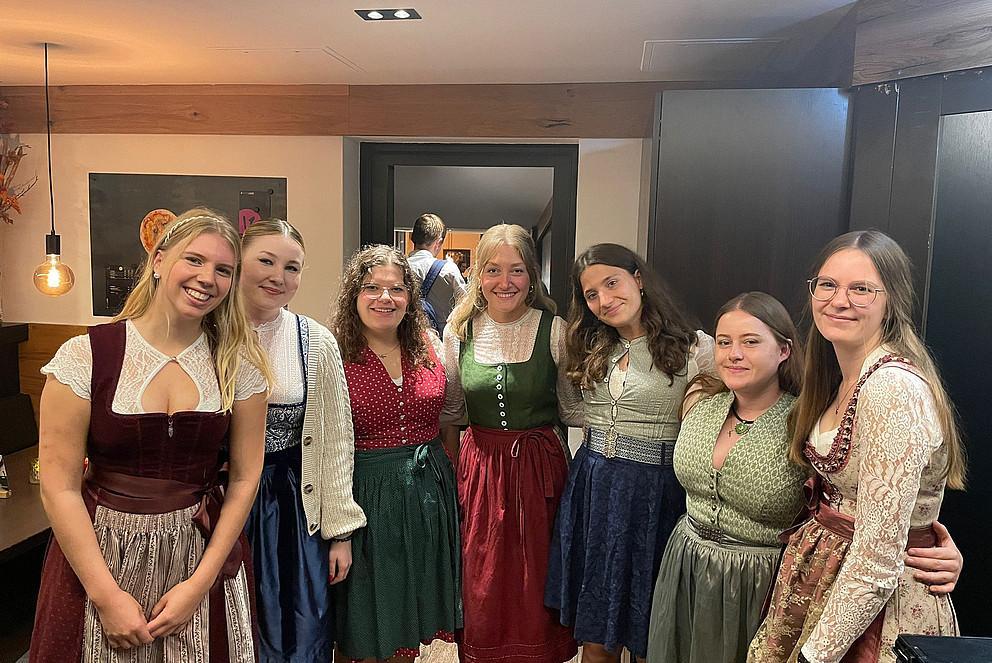 Gruppe Frauen in Tracht