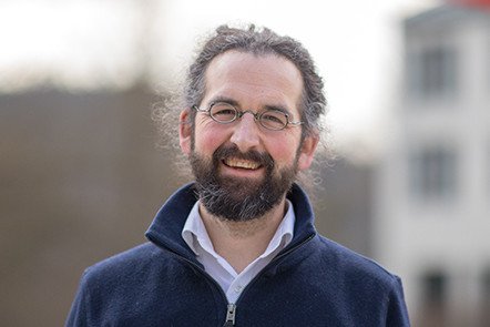 Foto von Prof. Dr. Florian Töpfl auf dem Campus der Universität Passau