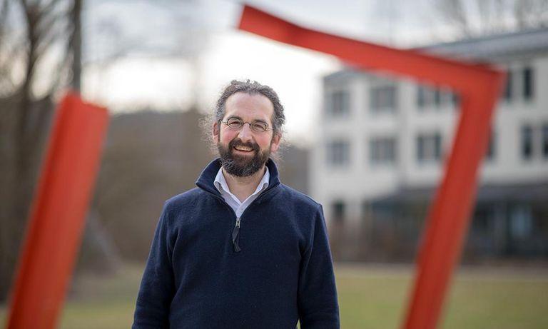 Foto von Prof. Dr. Florian Töpfl auf dem Campus der Universität Passau