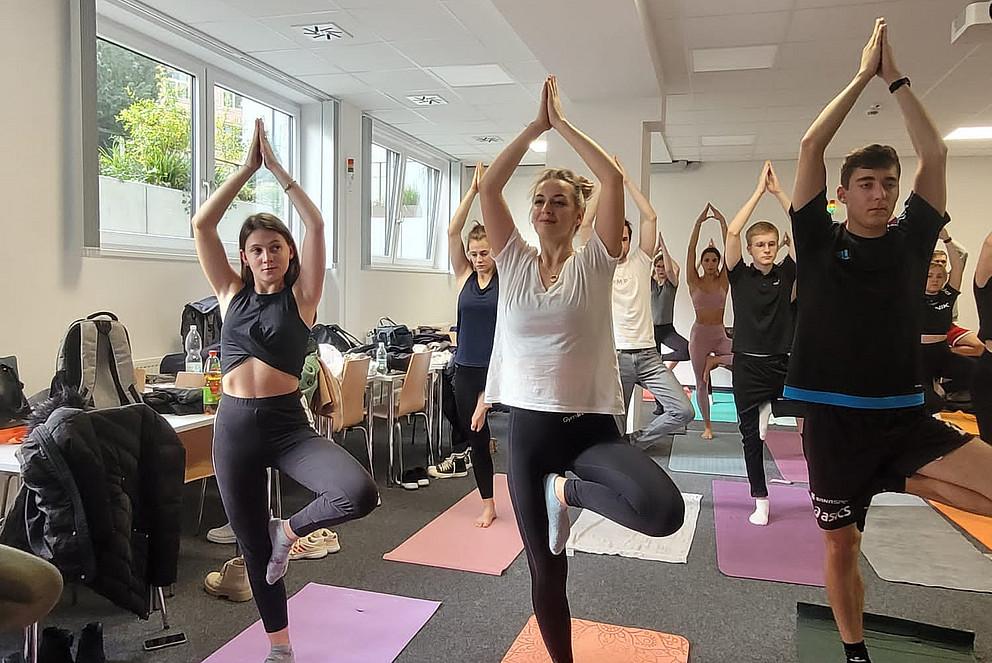 Gruppe macht Yoga