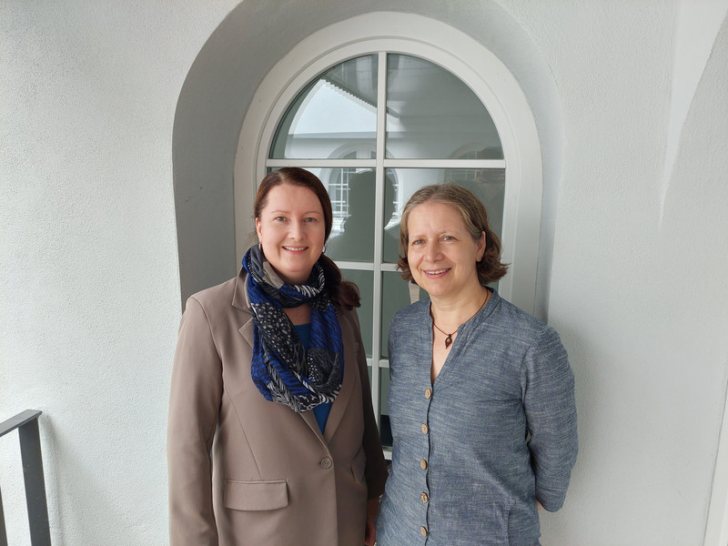 Dr. Petra Redel (links im Bild) (Graduiertenzentrum) und Dr. Alexandra Schick (Zukunft: Karriere und Kompetenzen) organisierten die Auftaktveranstaltung gemeinsam mit Antje Sarodnick (Stabsstelle Diversity) und der Passauer Lokalgruppe von Arbeiterkind.de, Foto: Universität Passau