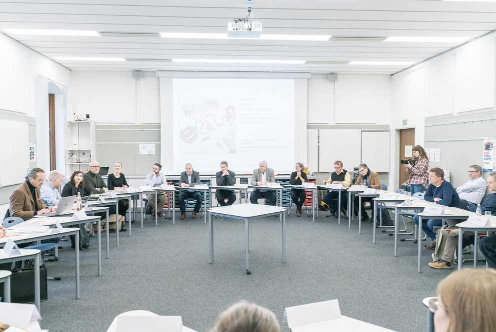 In großer Runde wurde beim Symposium über Fake-News-Aufklärung in Schulen diskutiert; Foto:  Universität Passau