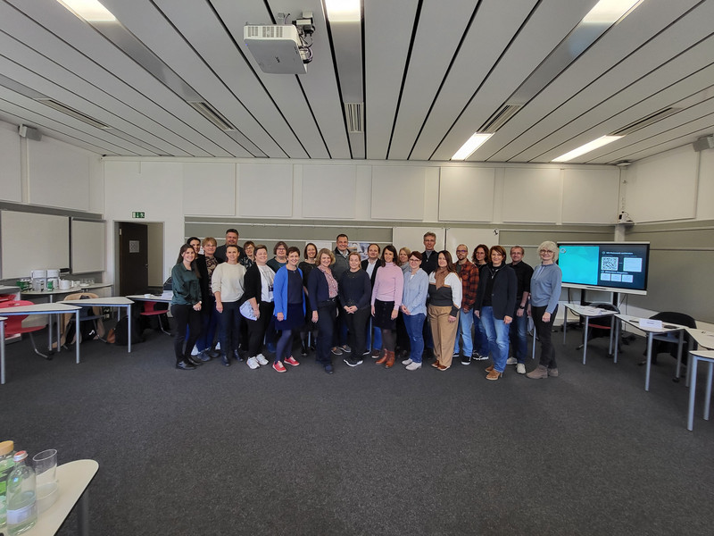 Rund 25 Lehrkräfte entwickelten im Didaktischen Labor der Universität Passau gemeinsam Szenarien zur Zukunft des Schulunterrichts, Foto: Universität Passau