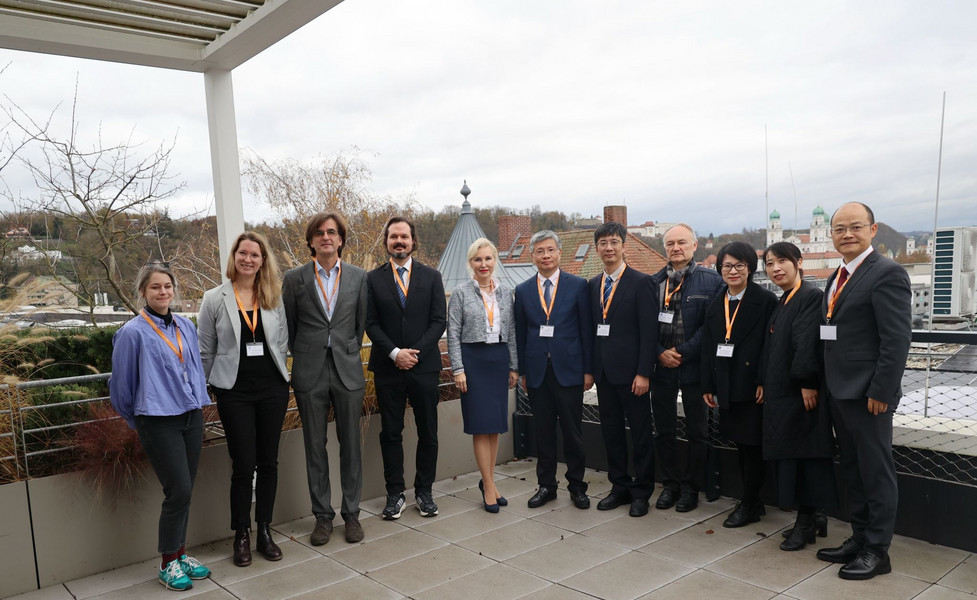 Die chinesische Delegation mit Vertreterinnen und Vertretern der Universität Passau (v.l.): Dr. Kathrin Plank, Anneliese Fraser, Prof. Dr. Markus Pissarek, Prof. Dr. Matthias Brandl, Prof. Dr. Christina Hansen, Prof. Dr. Xuan Yong, TU Lida, Dr. Hans-Stefan Fuchs, GE Qingqing, Prof. Dr. WU Xiao und Prof. Dr. HE Weiqiang. Foto: ZISU