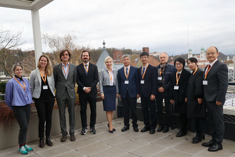 Die chinesische Delegation mit Vertreterinnen und Vertretern der Universität Passau (v.l.): Dr. Kathrin Plank, Anneliese Fraser, Prof. Dr. Markus Pissarek, Prof. Dr. Matthias Brandl, Prof. Dr. Christina Hansen, Prof. Dr. Xuan Yong, TU Lida, Dr. Hans-Stefan Fuchs, GE Qingqing, Prof. Dr. WU Xiao und Prof. Dr. HE Weiqiang. Foto: ZISU