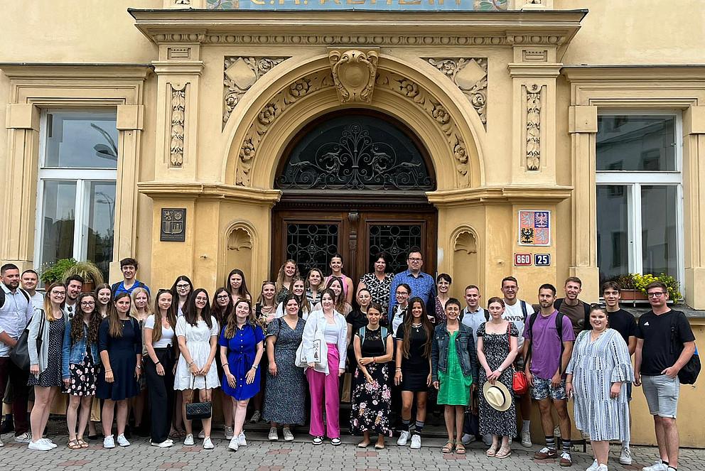 Gruppenbild vor historischem Gebäude