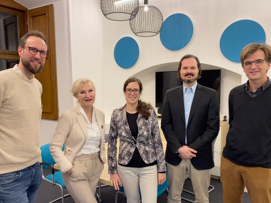 (v.l.) Projektkoordinator Dr. Florian Salzberger, Prof. Dr. Christina Hansen, Projektleiterin Prof. Dr. Julia Ricart Brede, Prof. Dr. Matthias Brandl, Prof. Dr. Markus Pissarek. Foto: Fraser